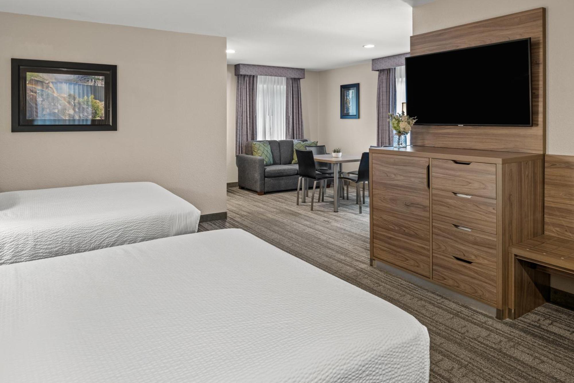 Deluxe Queen Room with Two Queen Beds,1540436965:JPEG